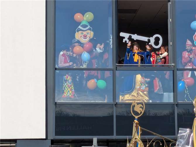 Jana I. präsentiert den symbolischen Rathausschlüssel. Fotos: KS