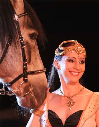 Jana Lacey-Krone, Direktorin des größten CIrcus der Welt, präsentiert die „Krone-Evolution“ Jana Mandana Lacey-Krone mit dem Lusitano-Hengst FAYSAL. Circus Krone