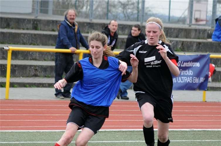 Jana Nicolaysen (blaues Leibchen) ikj Kampf um den Ball.privat