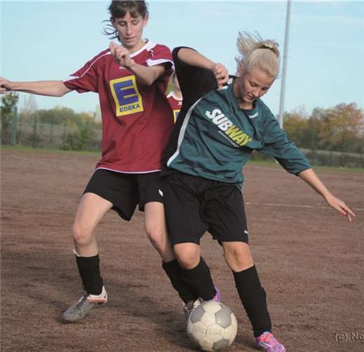 Jana Nicolaysen (l.) und eine Krufter Spielerin, die mit allen Mitteln den Ball verteidigen will. Privat