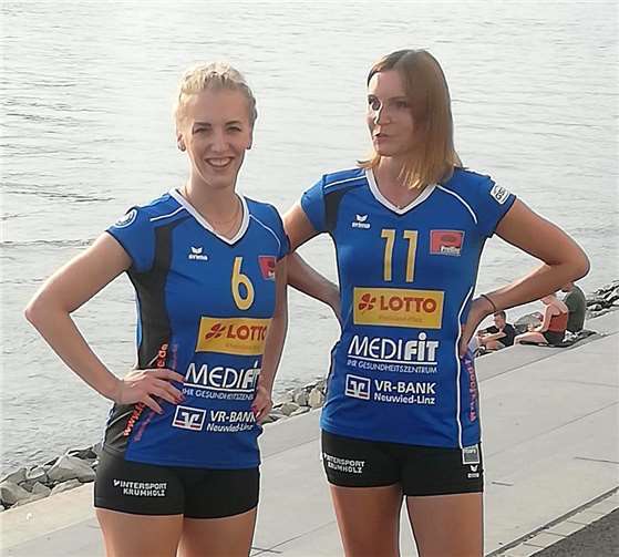 Jana Weller (6, ehemals Schäbitz - v.li.) ist zurück. Seit 2012 spielt sie bereits beim VCN (Ausnahme: Saison 2018/19). Sie wird die Deichstadtvolleys erneut als Zuspielerin verstärken. Sarah Funk (11, ebenfalls Zuspielerin) geht in ihr zweites Jahr bei den Deichstadtvolleys.
