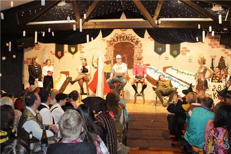 Jana sucht ihren Liebling beim Herzblatt. Fotos: Kooperation Gappenacher Karneval