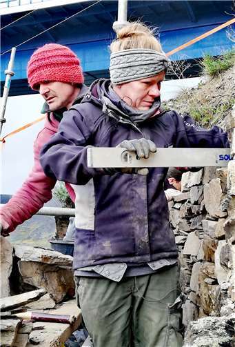 Janina Schmitt-Kane und Robert Kane an einer der beiden Baustellen im Winninger Hamm.Fotos: Regionalinitiative „Faszination Mosel“