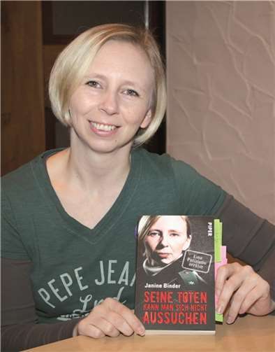 Janine Binder mit ihrem erfolgreichen Buch.Gemeinde Wachtberg