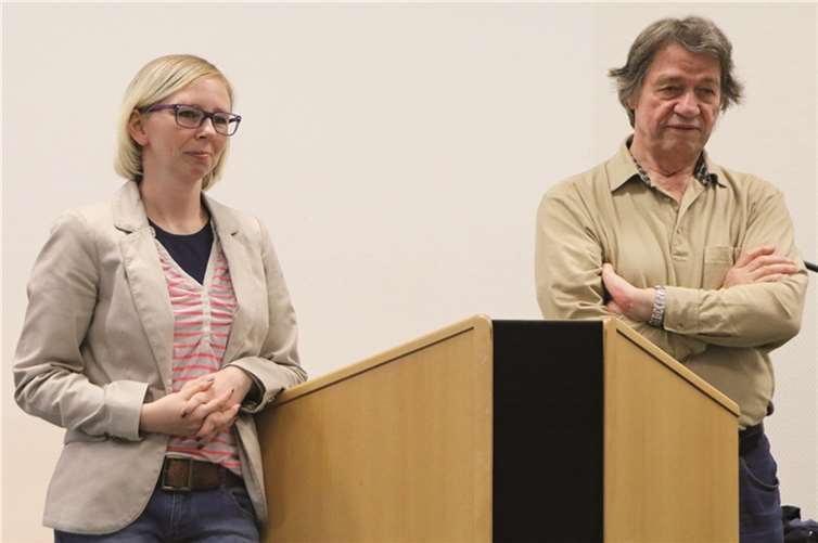 Janine Binder und Ralf Zander stellen sich im Anschluss Publikumsfragen. Privat