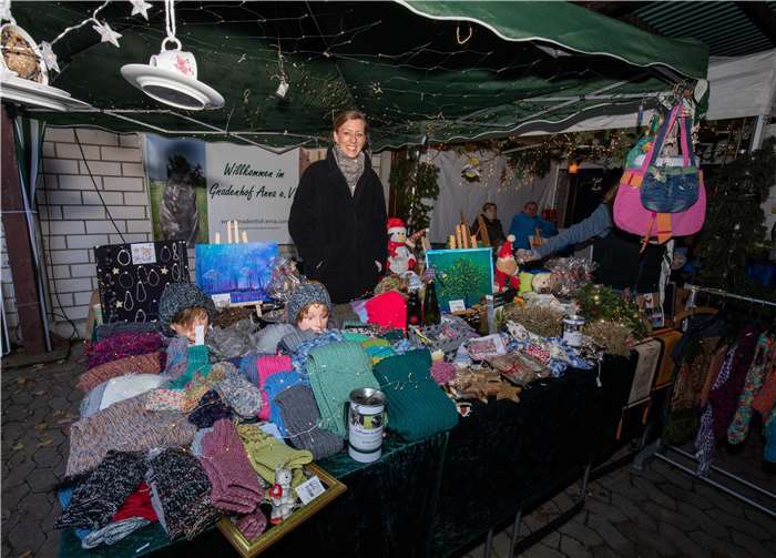 Janine Kutsch verkauft zugunsten des Tierschutzes beim Weihnachtsmarkt in Villip.