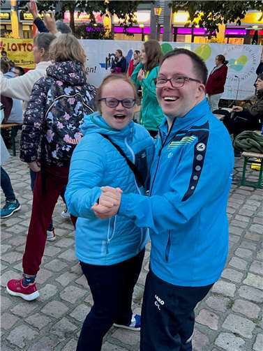 Janine Metz und Oliver Leuwer von der Lebenshilfe Prüm zeigen sich bei „Koblenz feiert“ auf dem Münzplatz tanzbegeistert.