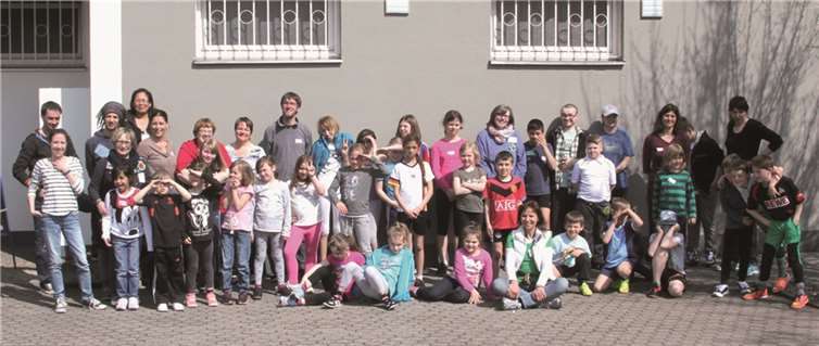 Janine Schäfer (6.v.l.) und Helga Pellenz (vordere Reihe sitzend) mit allen ehrenamtlichen Helfern und Praktikanten vom Haus der Familie vor dem Kandi Turm. Georg Schuch