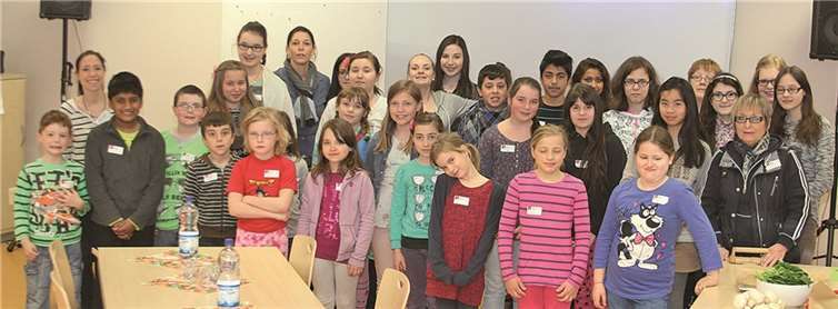 Janine Schäfer, pädagogische Leiterin im Haus der Familie (h. mit Schal), mit den Jugendlichen und ehrenamtlichen Mitarbeitern. Georg Schuch