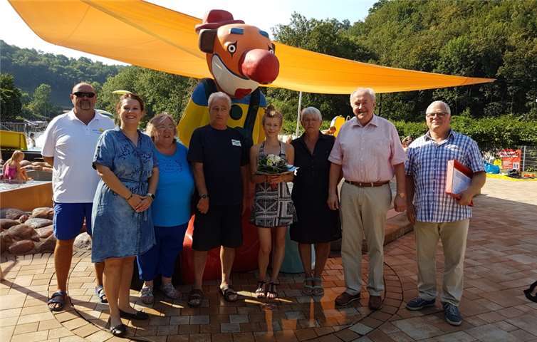 Janine Vogel aus Heimbach-Weis (Mitte) freute sich über eine Zehnerkarte für das Freibad. privat