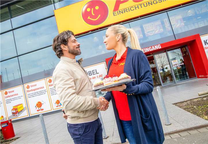 Janine (gespielt von Janine Kunze) wettet gegen ihren neuen Chef (Daniel Sellier): Wer gewinnt die Marketingchallenge?Quelle: Poco