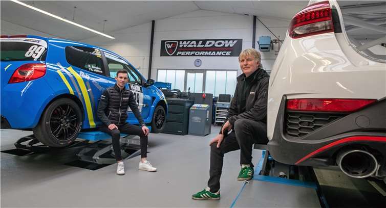 Janis und Alex Waldow bieten am neuen Standort von „Waldow Performance“ viel Erfahrung und Expertise rund um das Thema Motorsport. Fotos: JOST