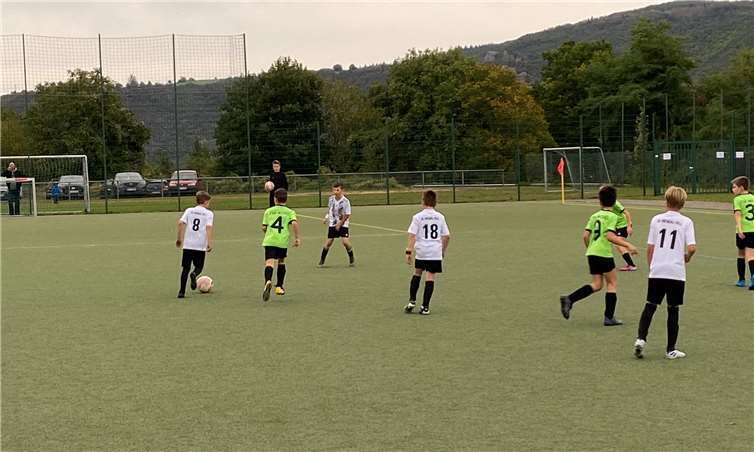 Jannick Müller auf David Satges, Angelo Riebe und Lucas Bell lauern auf ihre Chance. Fotos: