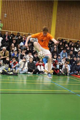 Jannik Freestyle präsentierte vor der gesamten Schülerschaft beeindruckende Ballkünste.
