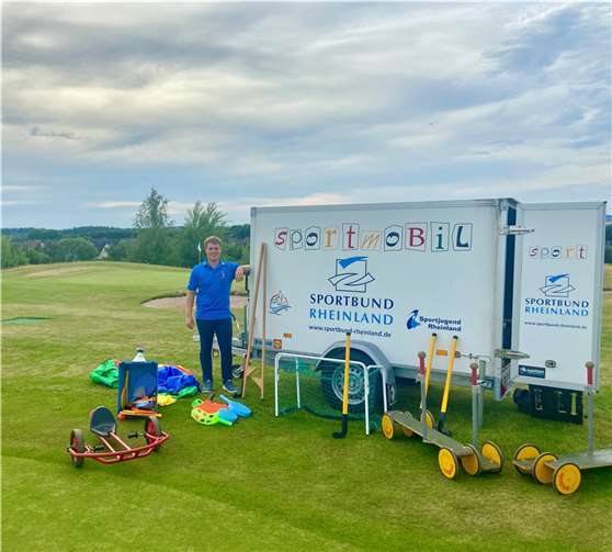Jannik Oster neben dem Sportmobil, das Vereine im Kreis Cochem-Zell kostenfrei ausleihen können. Foto: privat