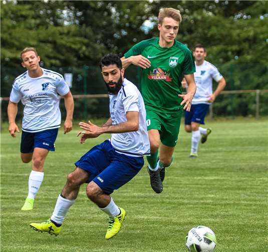 Jannik Schneider (grünes Trikot) steuerte zwei Treffer zum Auswärtssieg gegen Masburg bei. Foto: Alfons Benz