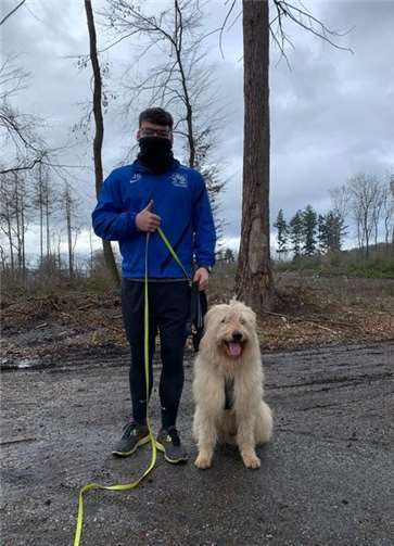 Jubiläums-Lauf-Woche zum 100-jährigen der Fußballer Jannik Stamm machte seine Kilometer mit Hund Bilbo.Foto: privat