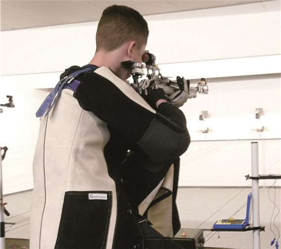 Jannik Stenzel beim Kniendanschlag. privat