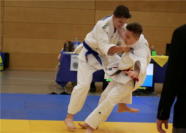 Jannik Theisen lässt seinen Gegner Wolf per Fußfeger abschwirren.