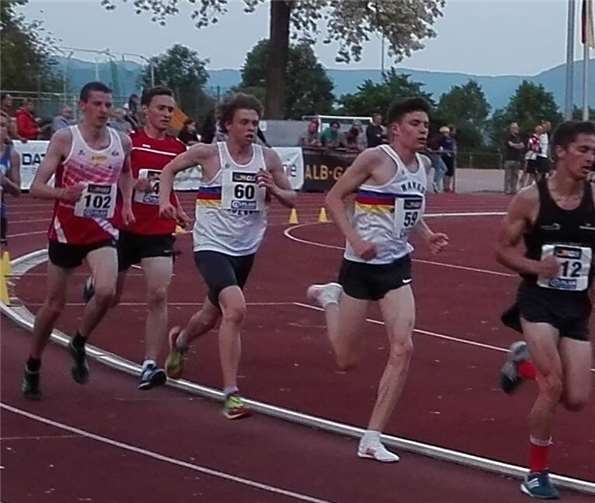 Jannik Weiß (l.) bei der DM über 10.000m während des Laufes.  privat