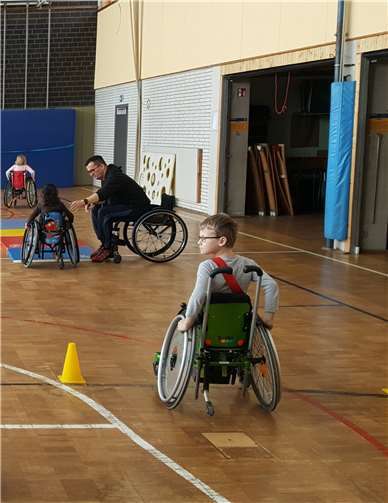 Jannik benötigt beim Bewältigen der Hindernisse nicht die Hilfe des Projektteams. Solche Situationen gehören für den aktiven Schlitteneishockey-Spieler zum Alltag im Rolli.