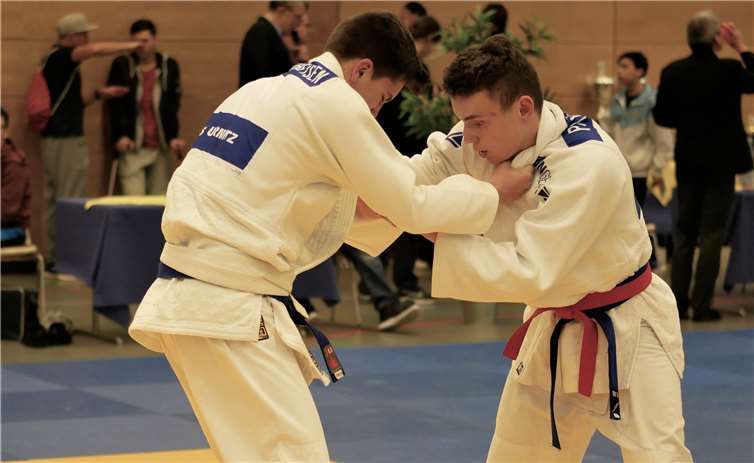 Jannik (l.) ließ im Kampf gegen Paul Haas dessen Griff zu. Fotos: SV Urmitz