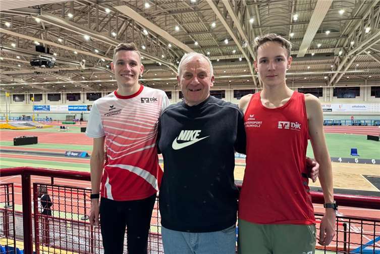 Jannik van Beek und Moritz Blank mit ihrem Trainer.  Foto: privat
