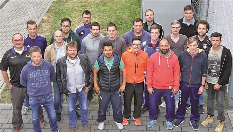 Jannik van Beek (vorne, 2. v. r.) und Ersin Kalin (vorne, 3. v. r.) nahmen erfolgreich am Basiswissenlehrgang des Fußballverbands Rheinland in Mendig teil.