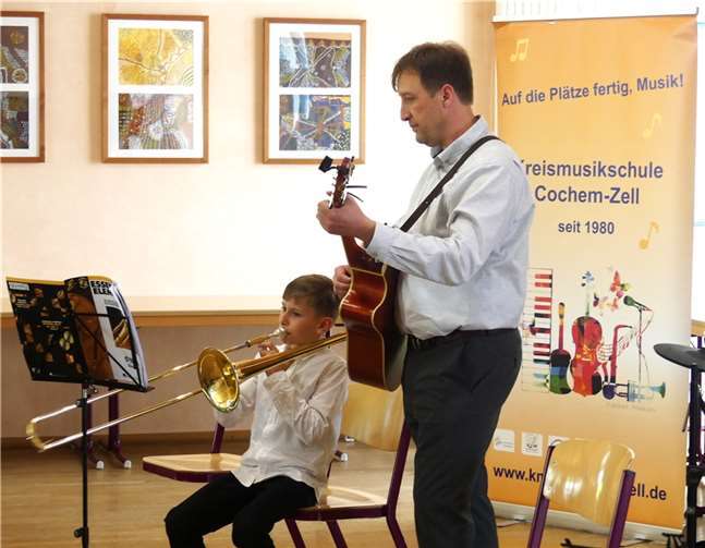 Jannis Braun erfreute mit dem Spiel auf der Posaune wobei ihn sein Vater auf der Gitarre begleitete. Fotos: TE
