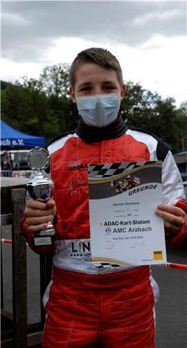 Jannis Hermann präsentiert seinen Pokal und seine Urkunde.