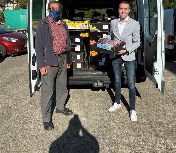 Janosch Müller (Rotary Club Adenau-Nürburgring) verteilt Lebensmittel zusammen mit dem Markt für Leib und Seele e.V.