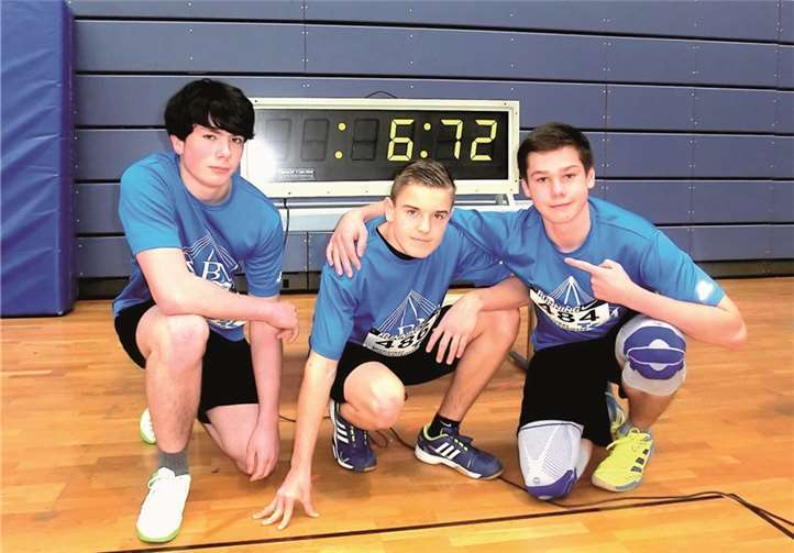 Janosch Weiß (l.) und Alexander Fischer (r.) gratulieren Pascal Fahrländer zu der erstklassigen Zeit im 50-Meter-Lauf. privat