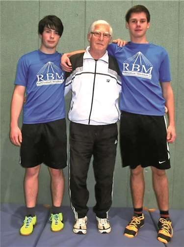 Janosch Weiss (li) und Alexander Fischer (re) mit ihrem Trainer Peter Reif. privat