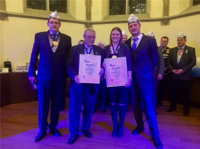 Jaqueline Henze (l.) und Ewald Schmitt erhielten die höchste Auszeichnung des Funkencorps, den Verdienstorden in Gold.  privat