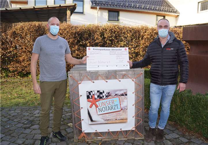 Jarno Poll, Geschäftsführer der Poll Massivhaus Gmbh übergibt die Spende an Dr. med. Martin Schiffarth (v.l.n.r). Foto: privat