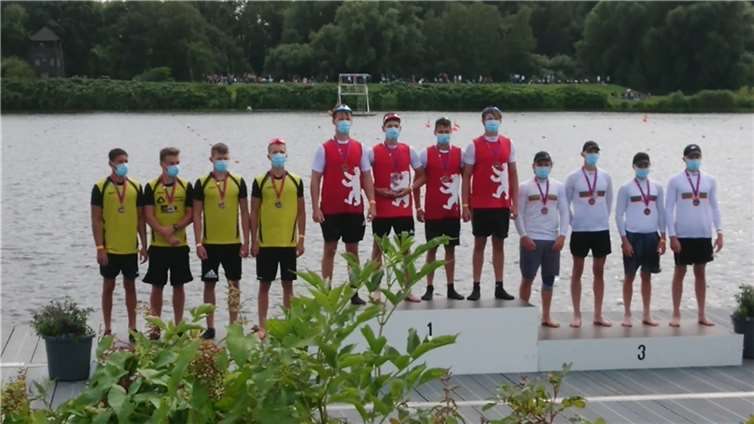 Jaron Schulz mit seinen Paddelkollegen bei der Siegerehrung.Quellen: WSV Koblenz-Metternich