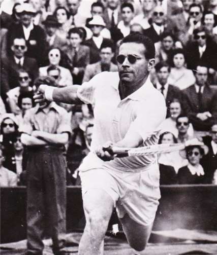 Jaroslav Drobny, French Open Gewinner 1951 und 1952, Wimbledon Sieger 1954.Hier zu sehen bei den internationalen Meisterschaften 1957 in Bad Neuenahr. Er gewinnt das Turnier gegen die damalige Nr. 1 von Frankreich, Pierre Damon.Foto: Archiv Erno Mahler