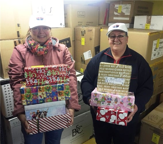 Jasmin Krah und Renate Driessler schicken die Pakete auf die Reise.