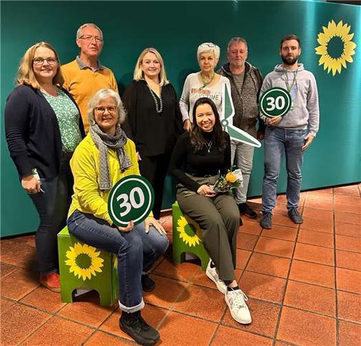 Jasmin Lemler (Bad Breisig), Ruth Pütz (Sinzig), Rainer Schlich (Schalkenbach, VG Brohltal), Sprecherin Verena Örenbas (Bad Breisig), Sarah Rößel (Bad Neuenahr-Ahrweiler), Sprecherin Claudia Schmitz (Antweiler, VG Adenau), Mathias Heeb (Grafschaft) und Tim Schäfer (Remagen) vertraten den Kreisverband Ahrweiler beim Landesparteitag der Grünen in Saarburg. Quelle: Grüne Kreis Ahrweiler