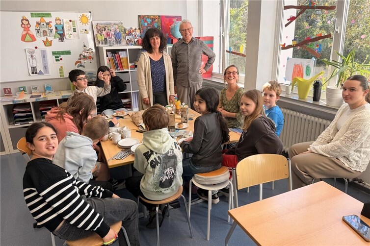 Jasmin Sani und Rudi Kirwald von der Fairtrade-AG Sinzig mit der Klasse von Karin Dörfler (sitzend) der Janusz-Korczak-Schule beim „Fairen Frühstück“.