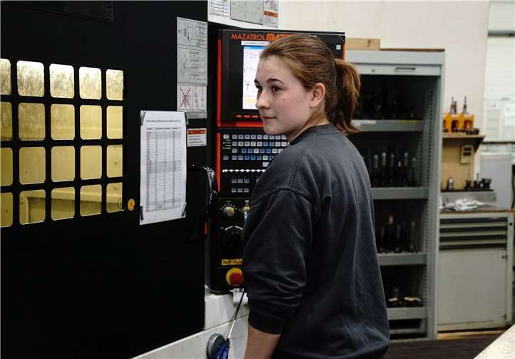 Jasmine Kirmse bei der Arbeit im Unternehmen Winkler+Dünnebier GmbH in Neuwied. privat