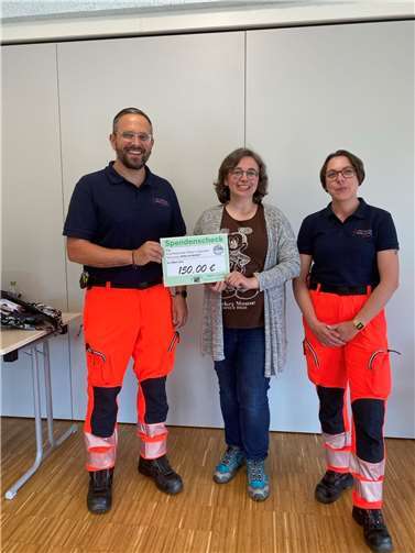 Jasmine Stier (Mitte), 2. Vorsitzende des Fördervereins der Grundschule am Waldsee Rieden, überreichte Sabrina und Christian Hilger eine Spende für die First Responder in Höhe von 150 Euro.  Foto: Grundschule am Waldsee Rieden