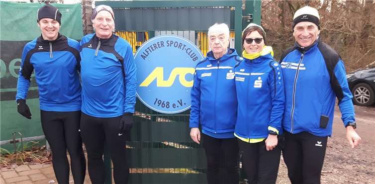 Jason Luxem, Michael Rüb, Lothar Eger, Elisabeth Waldorf, Klaus Jahnz bei der Winterlaufserie in Alfter (v. l.). Fotos: privat