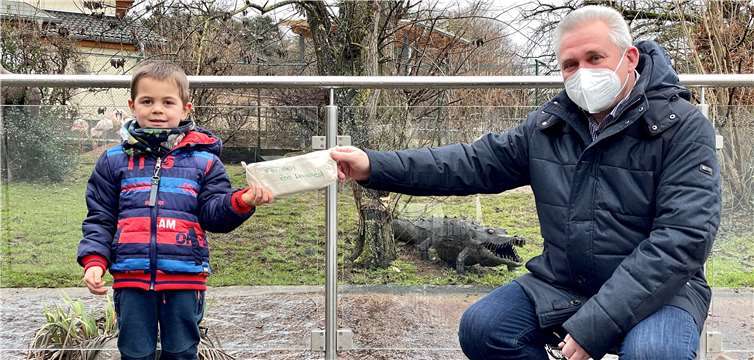 Jasper Kirsche (4 Jahre) übergab unglaubliche 553 Euro an Hans-Dieter Neuer für den Neuwieder Zoo. Fotos: Privat