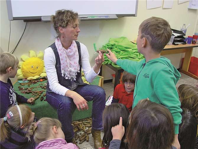 Jasper erklärte Frau Beulmann und den Mitschülern die Reaktionen des Wetterhundes.Dr. Claudia Busch