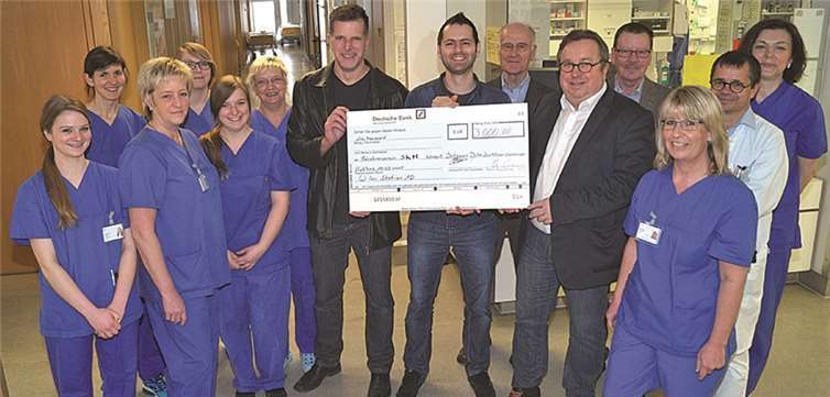 Jazz-Konzert spielt 3000 Euro ein  Jazz-Pianist Johannes Dicke (Mitte) überreichte im Evangelischen Stift 3000 Euro gemeinsam mit seinem Schlagzeuger Alex Sauerländer (links) und dem Vorsitzenden der Franz Krautkremer Stiftung, Uli Hoffelder (rechts) an die Mitarbeiter der Station 10, Klinikdirektor Prof. Dr. Ralph Naumann sowie Vertreter des Förderervereins.Gemeinschaftsklinikum Mittelrhein