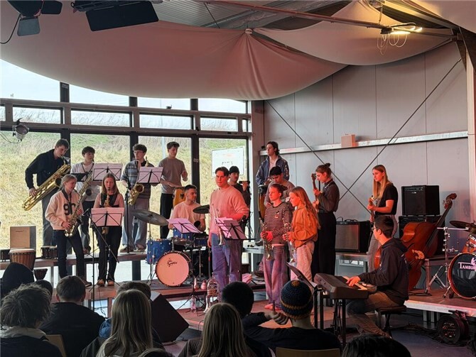 „Jazz zum Anfassen“ mit den Jazz Messengers am Are-Gymnasium.  Foto: Nina Pfeil