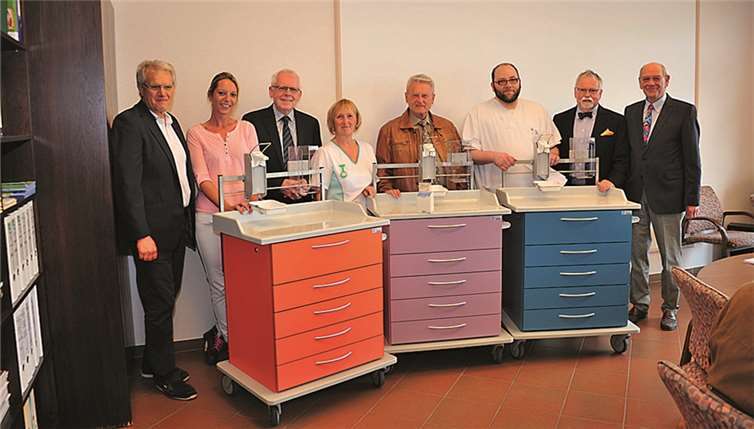Je ein Medikamentenwagen ging an die Vertreter der Pflegekräfte der drei Stationen. RÜ