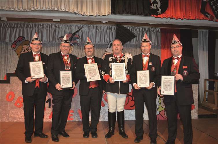 Je eine Urkunde gab es für langjährige Mitglieder des Elferrates. V. r.: Reinhold Kahl, Mike Pickel, Frank Neideck, Manfred Schmitz, Rainer Reutelsterz, und Guido Jonas. Auf dem Foto fehlen Florin Stoll und Peter Frett. - FRE -