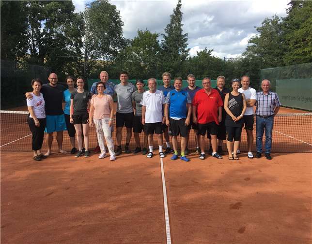 Je zwei Vorstandsmitglieder von acht Tennisvereinen aus der Region trafen sich zum Turnier. Foto: privat